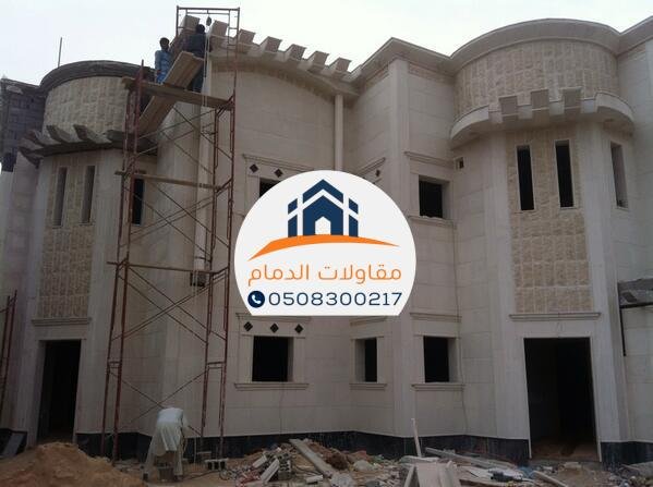 مقاول بناء في الدمام يشرف على أعمال صب الخرسانة في مشروع فلل بجودة عالية وبافضل المعدات